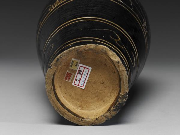 磁州窯 黑釉劃花牡丹紋梅瓶