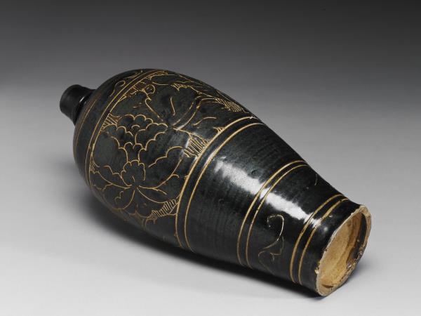 磁州窯 黑釉劃花牡丹紋梅瓶