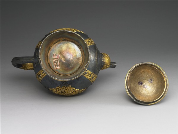 銀嵌綠松石鑲金龍紋壺