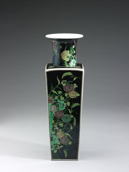 墨地素三彩四季花鳥瓷方瓶