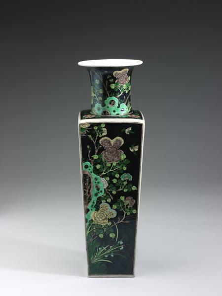 墨地素三彩四季花鳥瓷方瓶