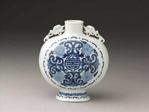 青花團花雙螭紋扁壺