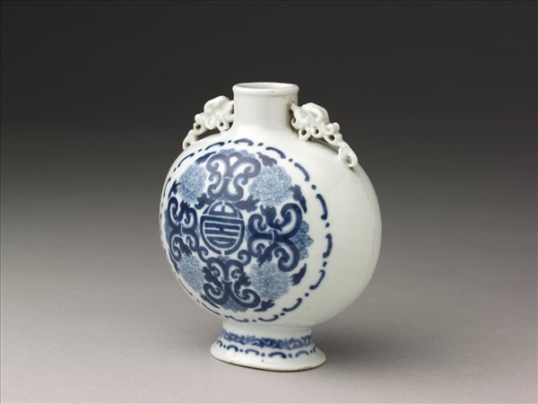 青花團花雙螭紋扁壺