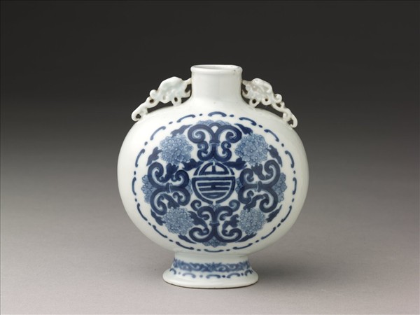 青花團花雙螭紋扁壺