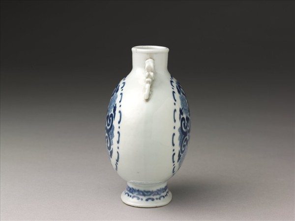 青花團花雙螭紋扁壺