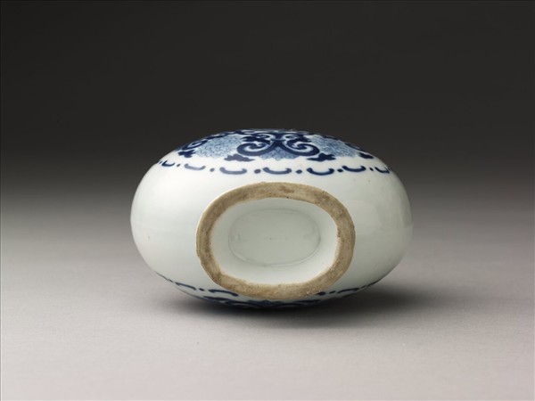 青花團花雙螭紋扁壺