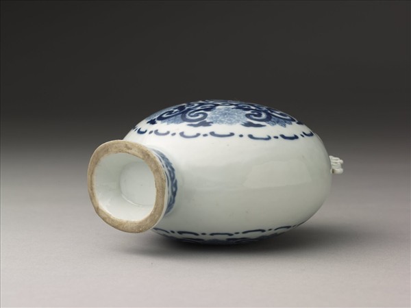 青花團花雙螭紋扁壺