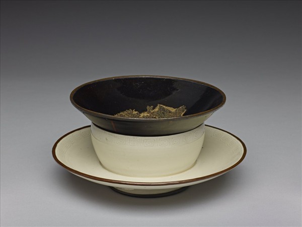 定窯 白瓷劃花回紋盞托