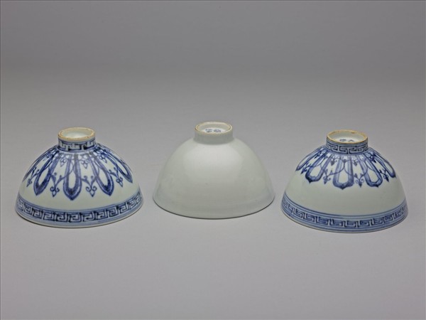 甜白釉暗花蓮瓣紋蓮子杯