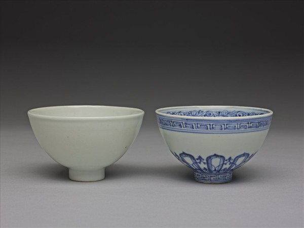 甜白釉暗花蓮瓣紋蓮子杯