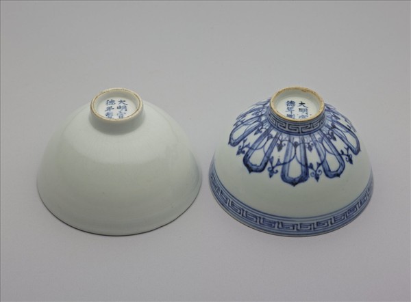 甜白釉暗花蓮瓣紋蓮子杯