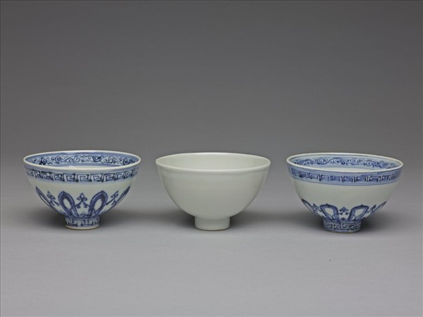 青花蓮瓣紋蓮子碗