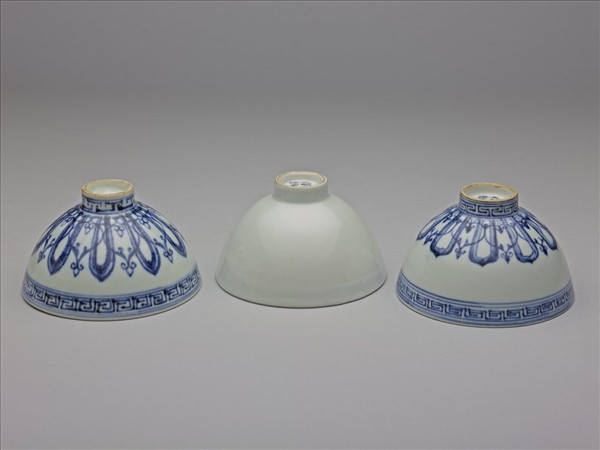 青花蓮瓣紋蓮子碗