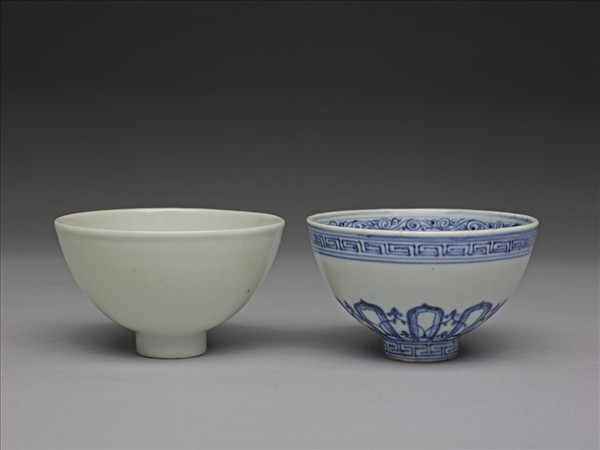 青花蓮瓣紋蓮子碗