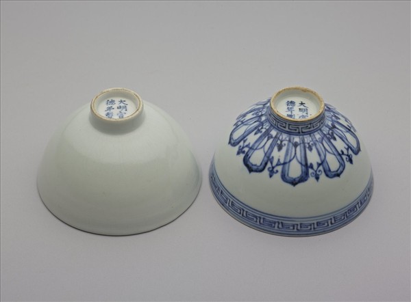 青花蓮瓣紋蓮子碗