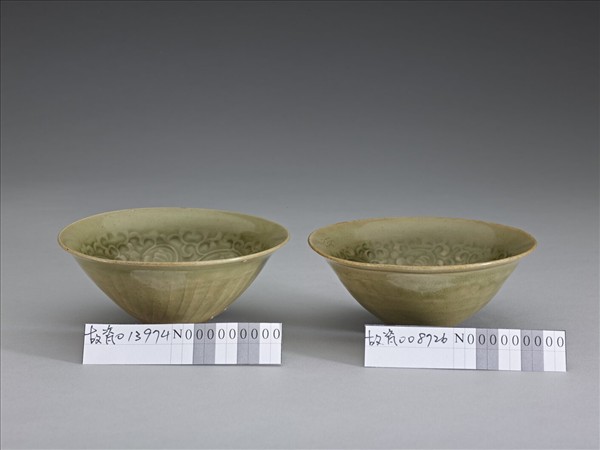 耀州窯 青瓷印花菊花紋盞