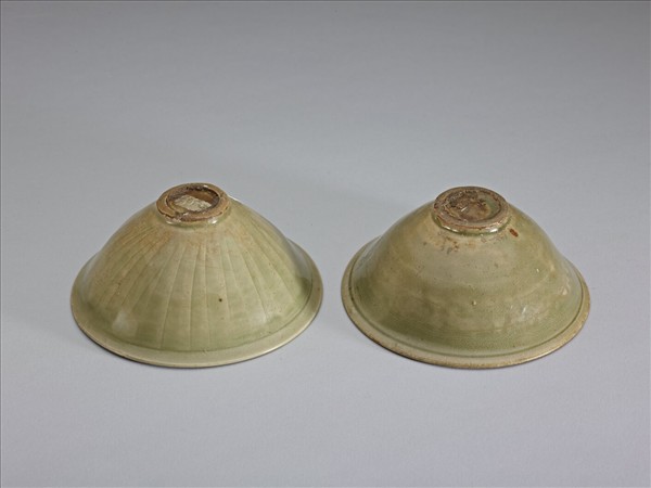 耀州窯 青瓷印花菊花紋盞