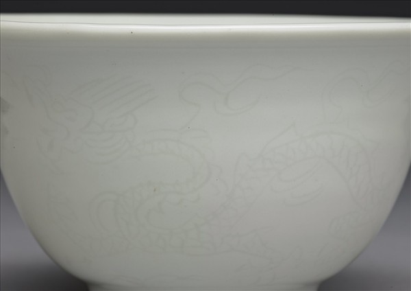 白瓷暗花龍紋茶鍾