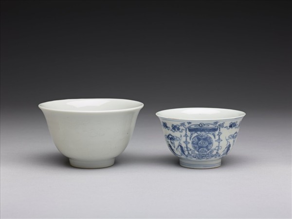 白瓷暗花龍紋茶鍾