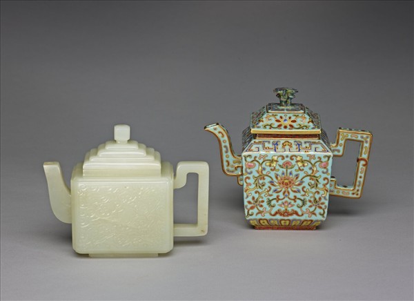 粉彩藍地番蓮紋方壺