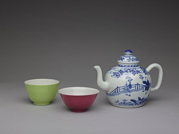 胭脂紅釉暗龍紋碗