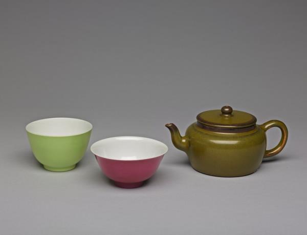 胭脂紅釉暗龍紋碗