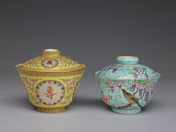 粉彩萬壽無疆花蝶紋蓋碗