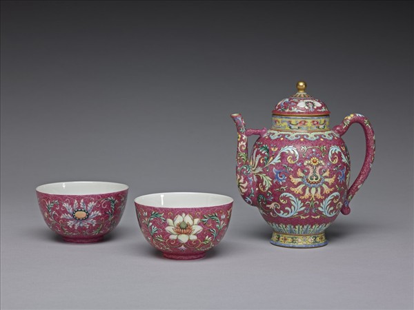 洋彩番蓮紋紅地茶壺