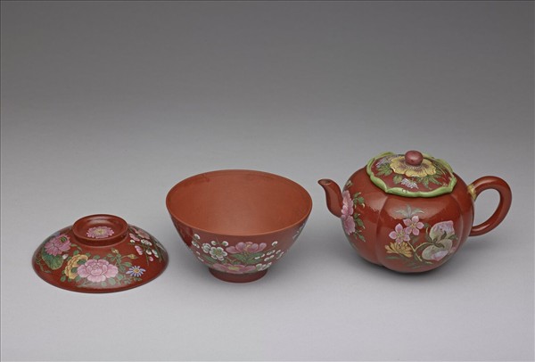 宜興胎畫琺瑯四季花卉蓋碗