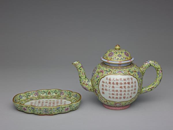 洋彩綠地御製詩文海棠式茶盤