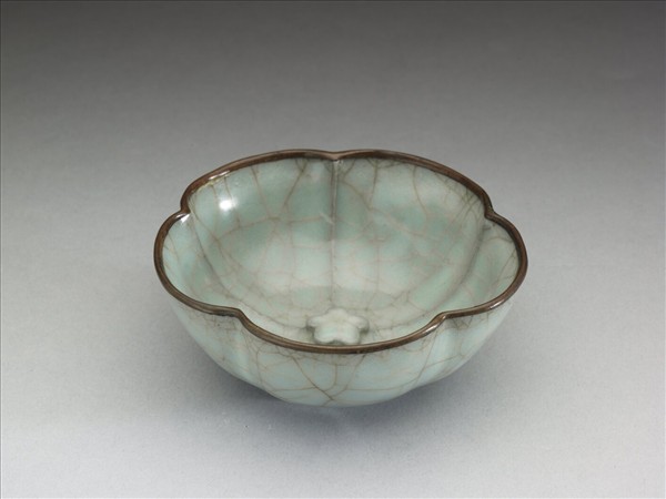 龍泉窯 青瓷梅花式盞