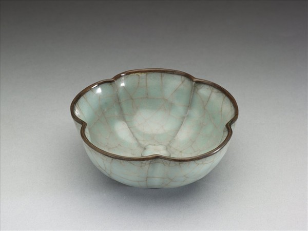 龍泉窯 青瓷梅花式盞