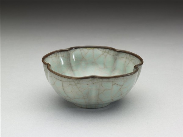 龍泉窯 青瓷梅花式盞