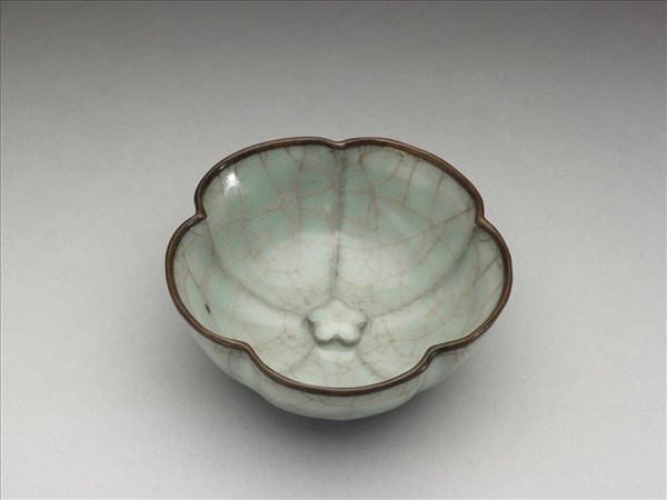 龍泉窯 青瓷梅花式盞