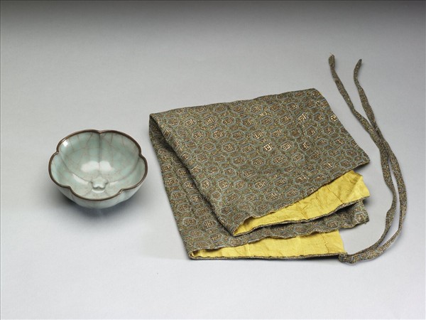 龍泉窯 青瓷梅花式盞