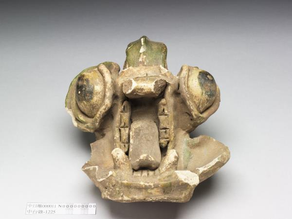 綠彩殘獸頭建築構件