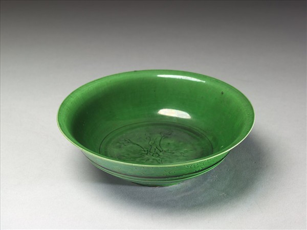 綠釉劃花番蓮紋碗