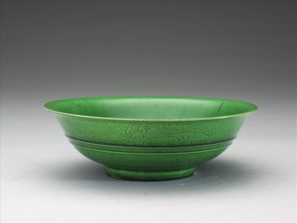 綠釉劃花番蓮紋碗