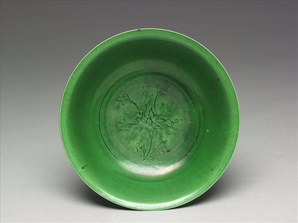 綠釉劃花番蓮紋碗