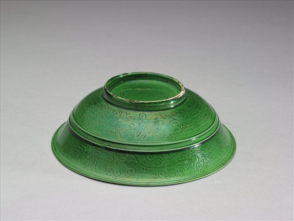 綠釉劃花番蓮紋碗