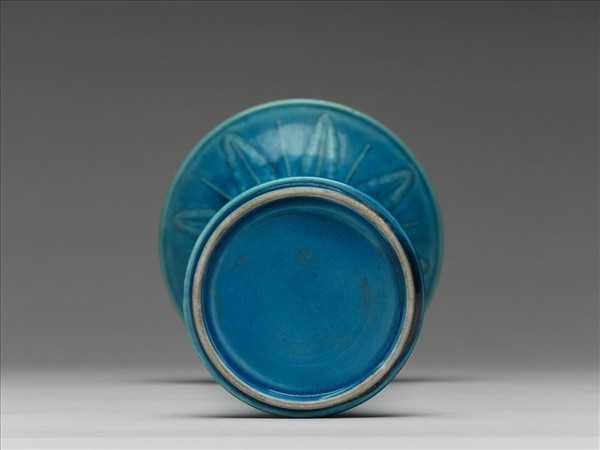 孔雀綠釉蕉葉夔紋觚