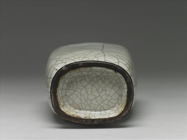 仿官釉魚耳扁瓶