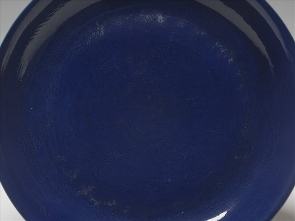 霽青釉暗花龍紋盤