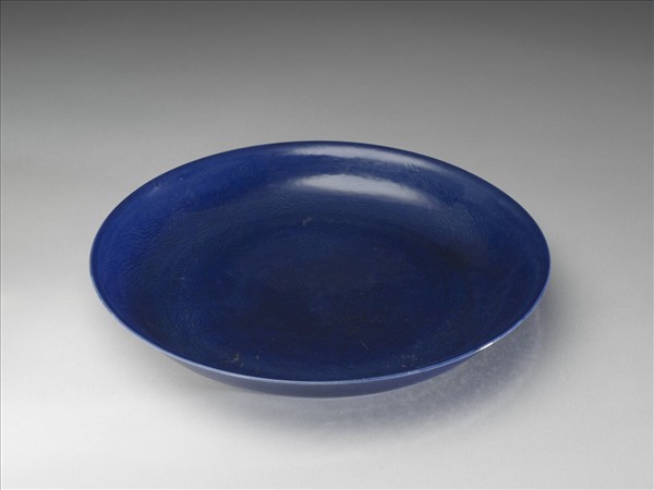 霽青釉暗花龍紋盤