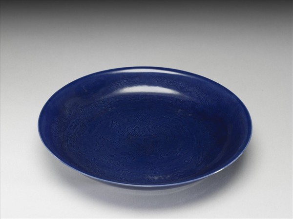 霽青釉暗花龍紋盤