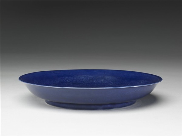 霽青釉暗花龍紋盤