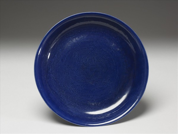 霽青釉暗花龍紋盤