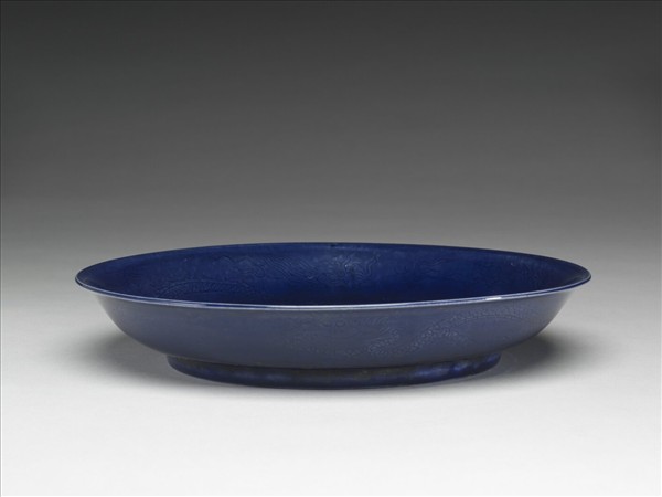 霽青釉暗花龍紋盤