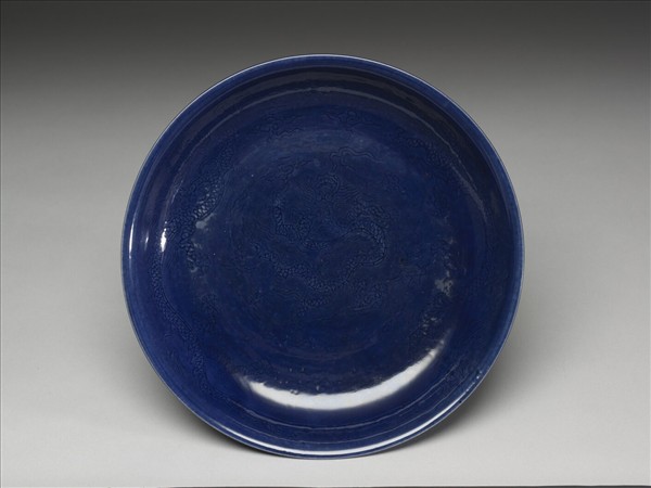 霽青釉暗花龍紋盤