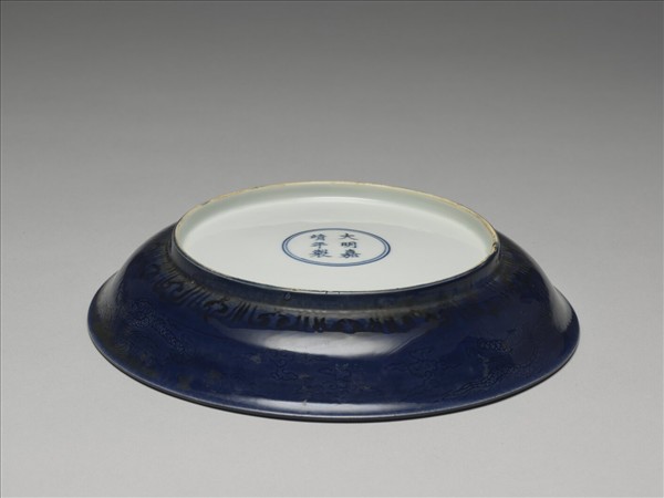 霽青釉暗花龍紋盤